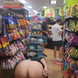 Emo mostrando o cu no mercado