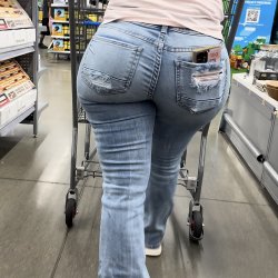 Wide ass gilf in a hurry