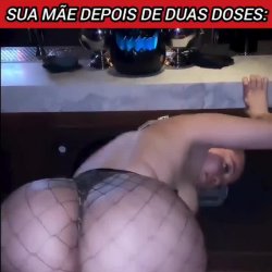 Quando sua mãe vai para festa com você e seus amigos!