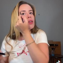 A loira top top caiu na net