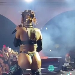Anitta de 4