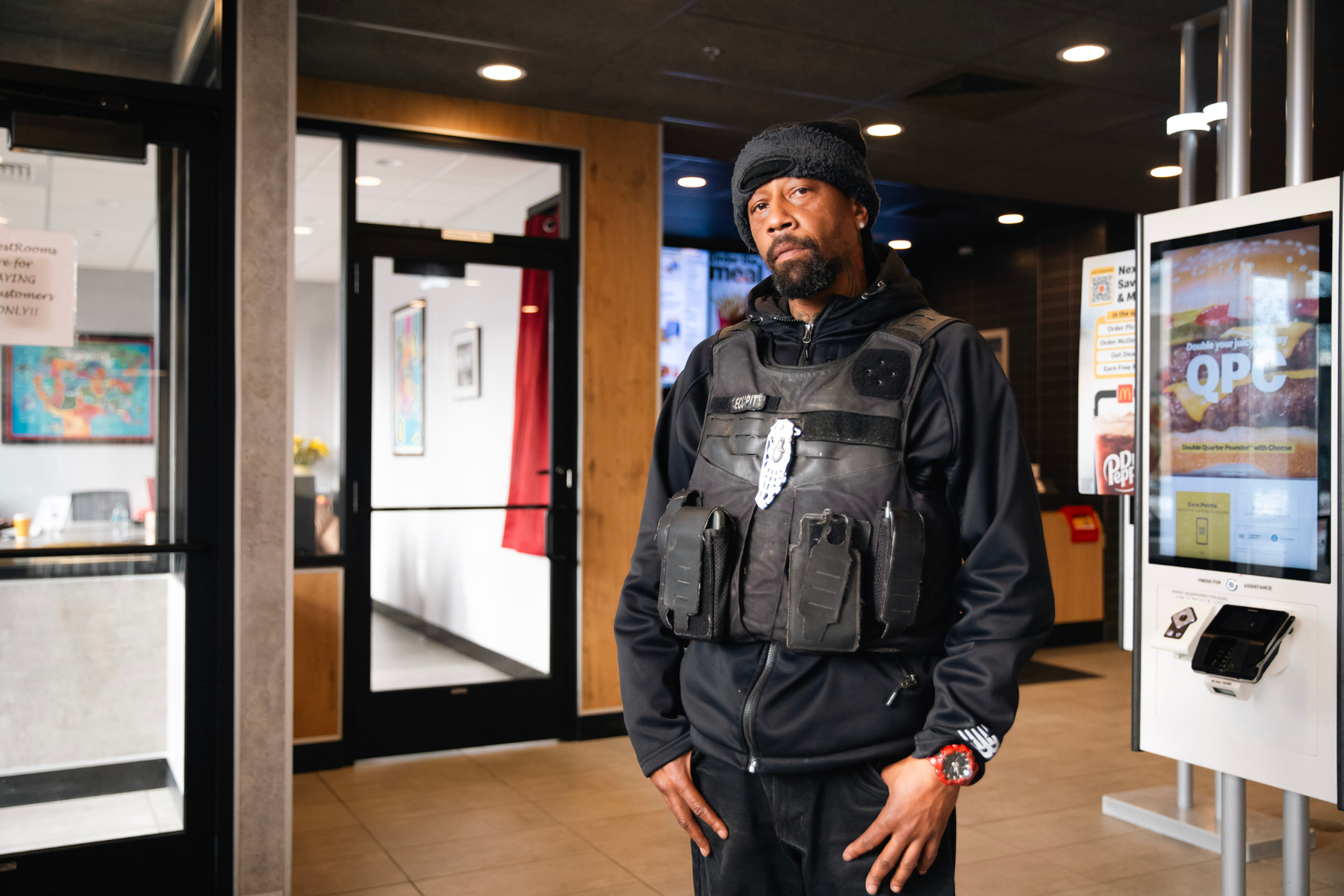 McDonald’s security guard stands up to ICE ‘10 toes down’