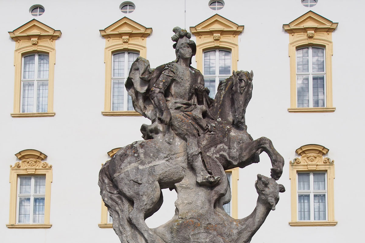 Ein stolzer Ritter - Zur Restaurierung des St. Georg Standbildes vor der Residenz Ellingen | Blog der Bayerischen Schlösserverwaltung