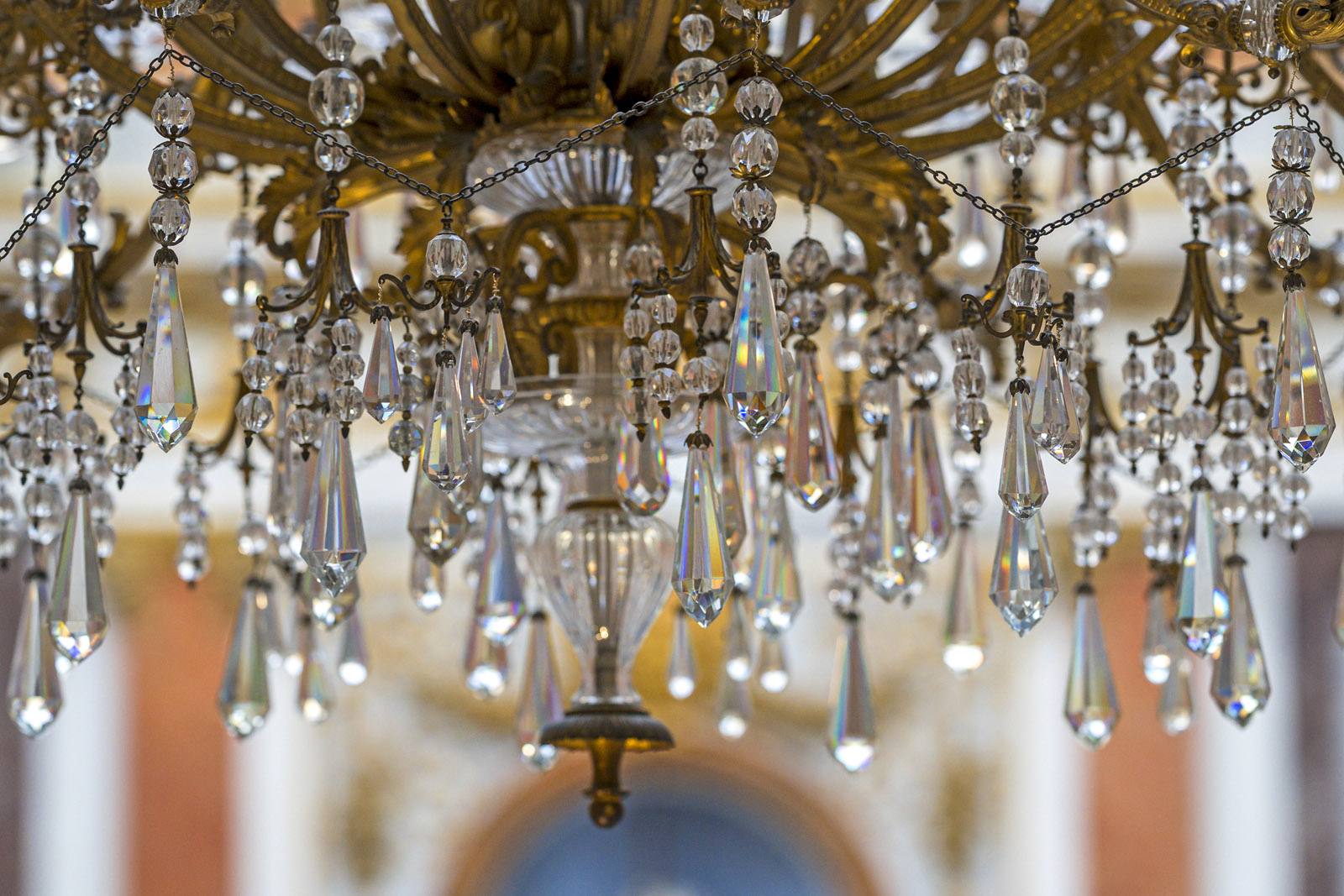 „Möbel der Lüfte“ – zwei Kronleuchter aus dem Prunktreppenhaus im Neuen Schloss Herrenchiemsee unter die Lupe genommen | Blog der Bayerischen Schlösserverwaltung