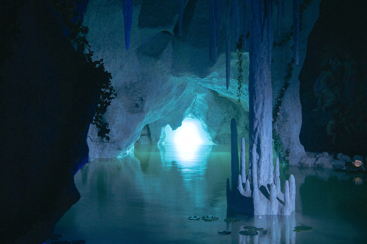 Sechsmal kurz: Blau! Farblichtspiele in der Venusgrotte - Blog der Bayerischen Schlösserverwaltung