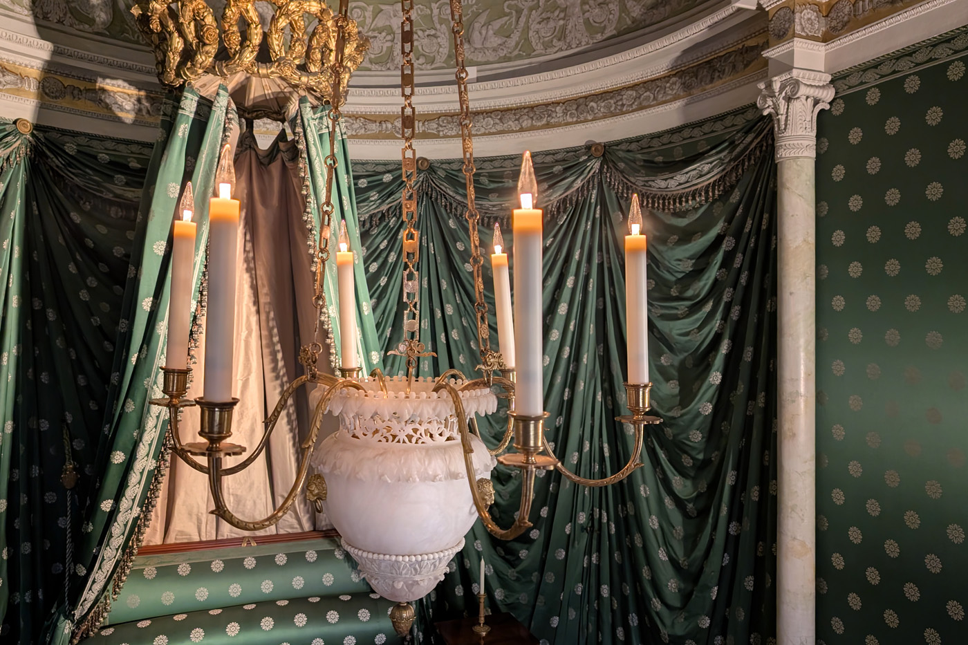 Die Auferstehung einer Krone – eine Alabasterampel aus Schloss Ehrenburg | Blog der Bayerischen Schlösserverwaltung