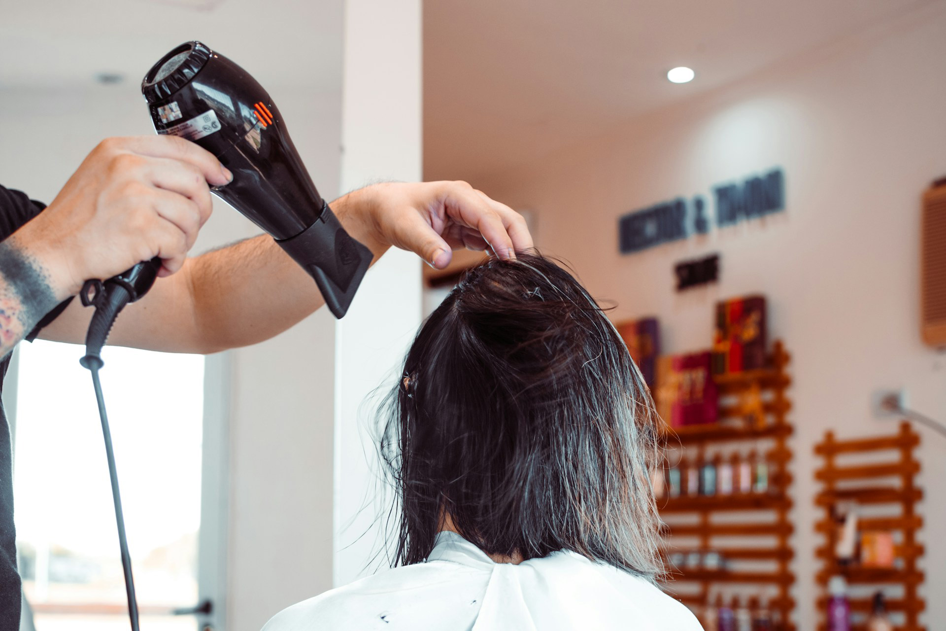 Inflammaging: Warum Haare altern, lange bevor sie grau werden