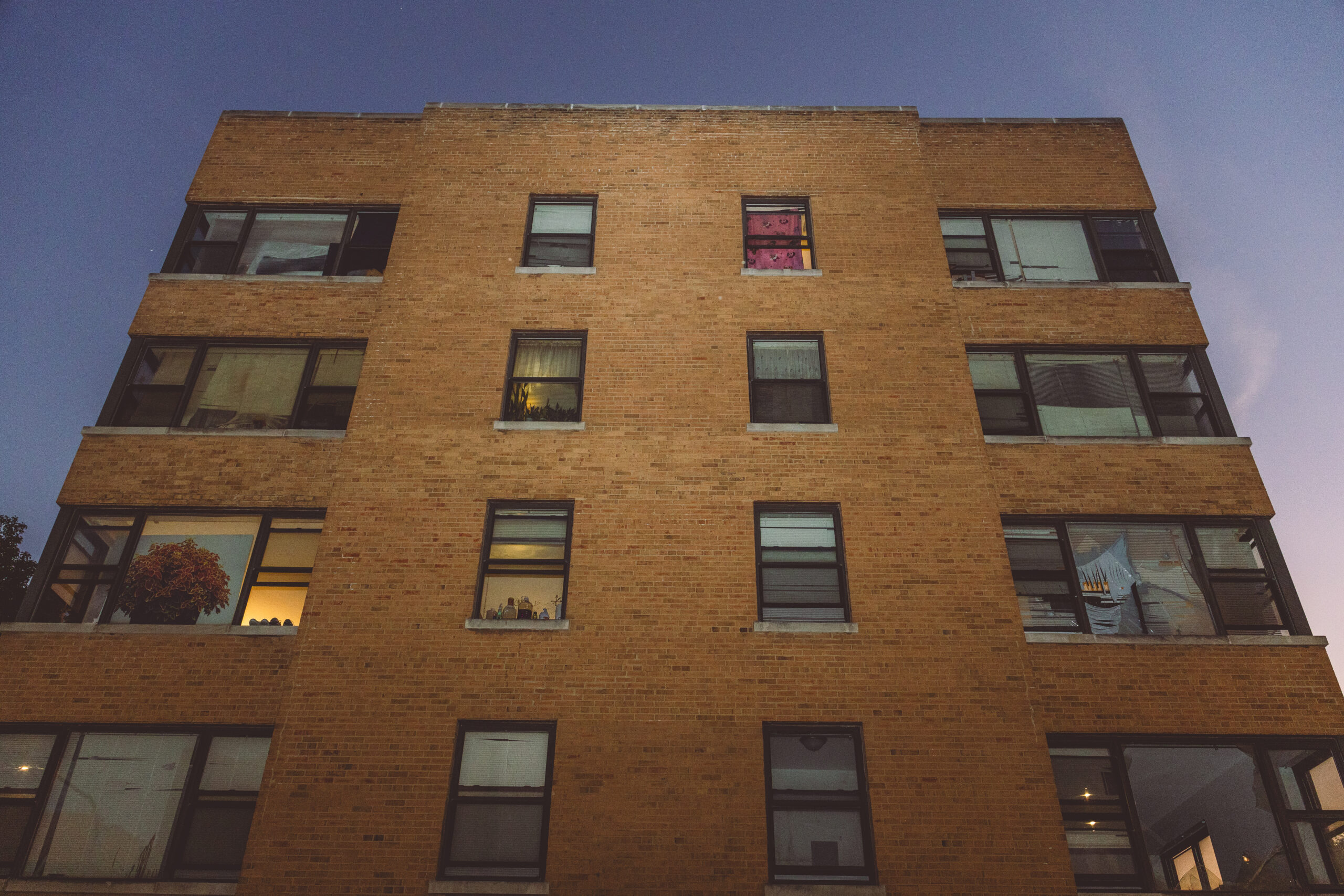 Federal Agents Storm South Shore Building, Detaining Families and Children – South Side Weekly