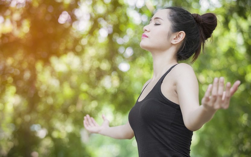Respiração para aliviar dores no corpo: aprenda o exercício!