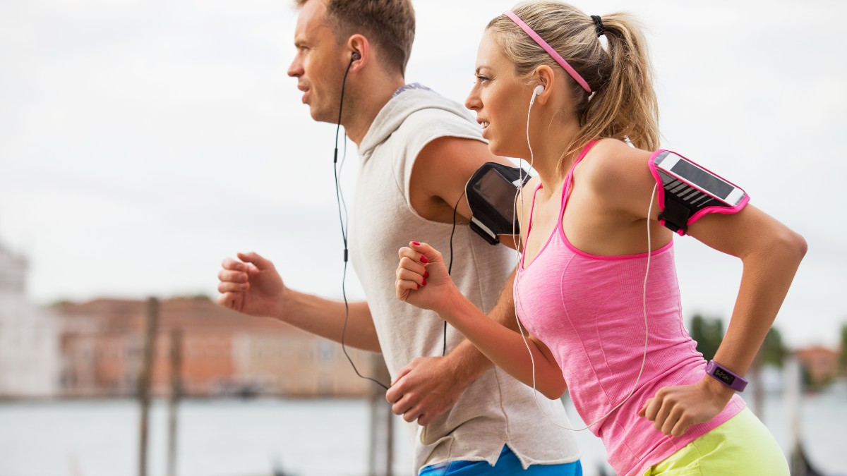 Podcasts para ouvir enquanto corre; conheça os melhores -Sport Life