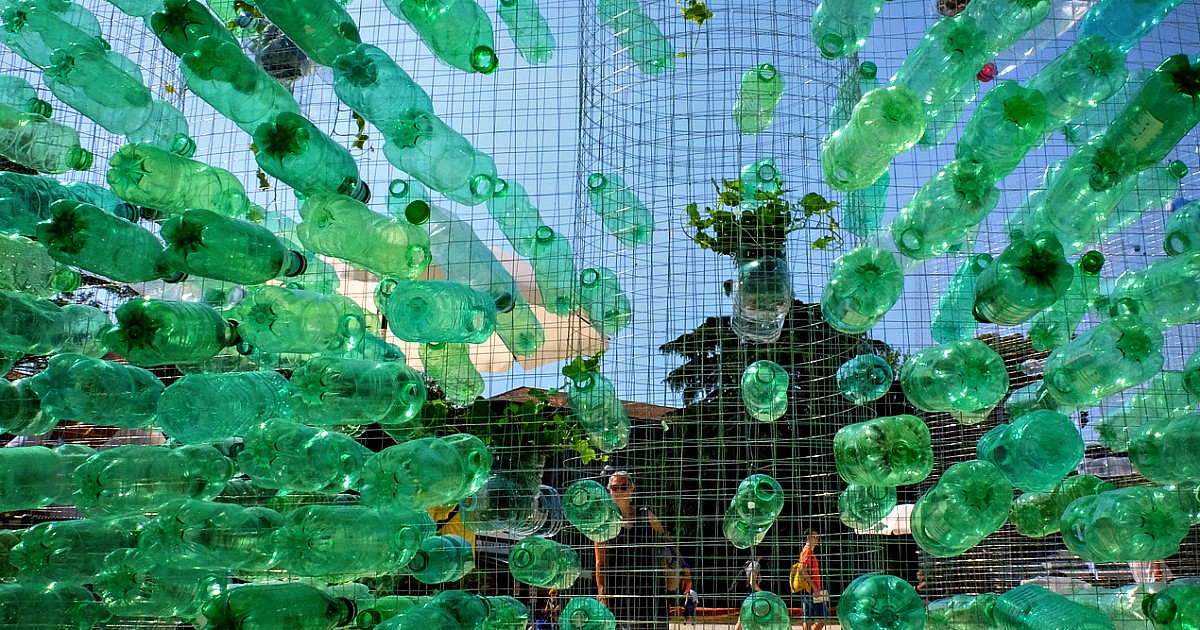 Coronavirus, dal rinvio della plastic tax fino ai rifiuti: l'emergenza riapre il dibattito sui temi ambientali. E le aziende fanno pressing - Il Fatto Quotidiano
