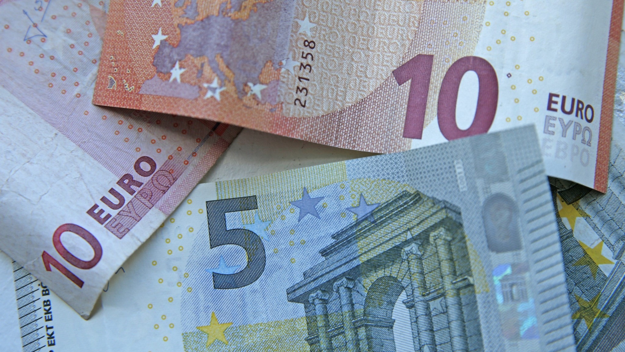 Moderaterna vill utreda ett införande av euro - P1 Morgon | Sveriges Radio