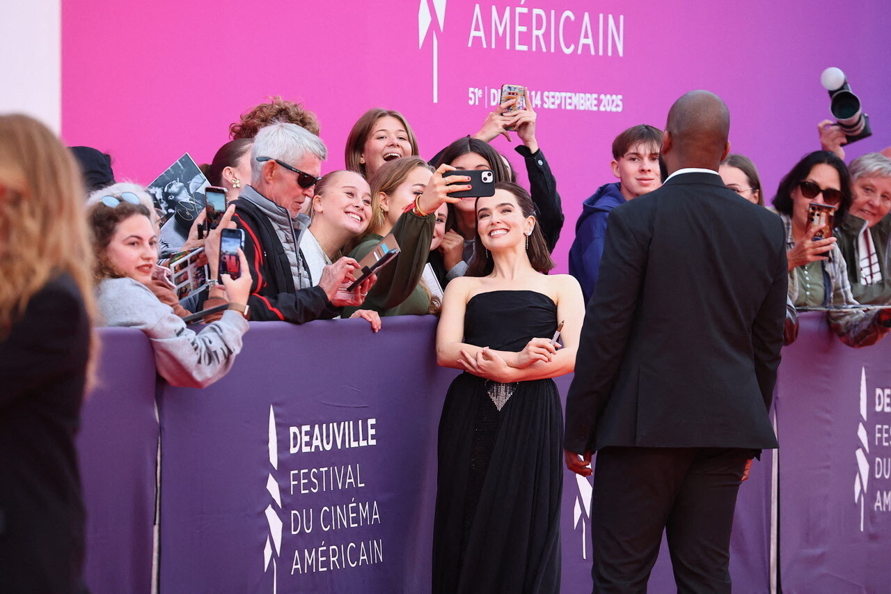 « J’ai le sentiment de tout juste débuter » : Zoey Deutch reçoit un Nouvel Hollywood à Deauville