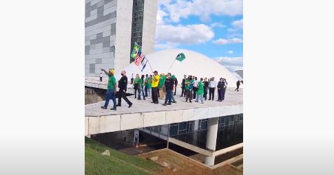 Bolsonaristas tentam invadir o Congresso Nacional: "Acabou, porra"