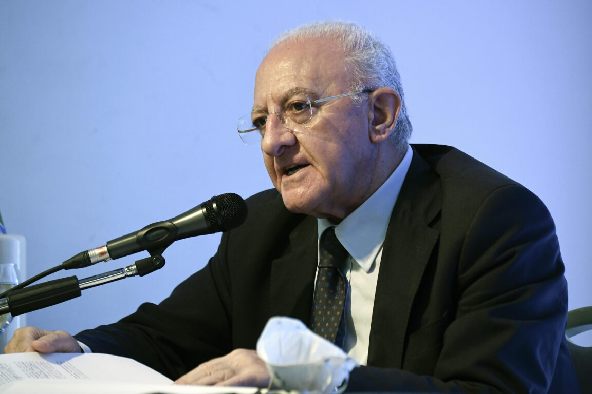 Coronavirus, rifiuti, querele e parolacce: De Luca contro tutti - Open
