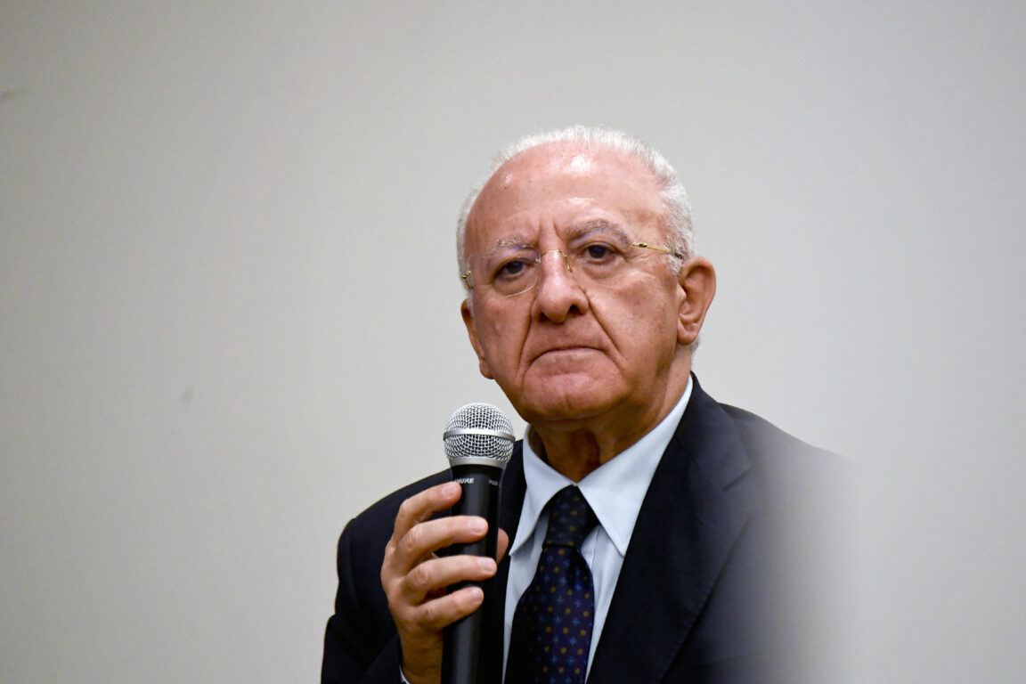 De Luca torna all’attacco sul governo: «Rincorre il virus senza prenderlo. Dovevano chiudere tutto a ottobre: ma sulla Campania hanno deciso in tre giorni» - Open