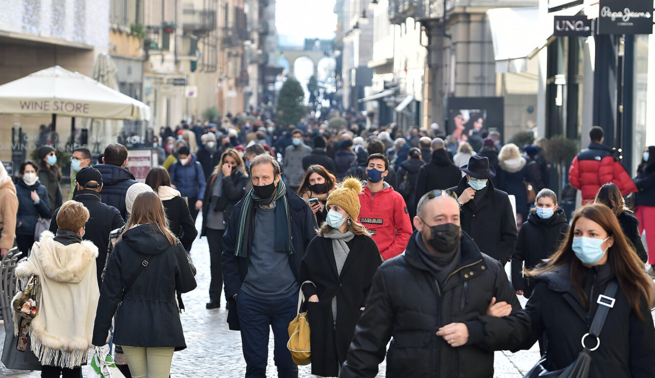 Folla per lo shopping, Miozzo: «Diventa ridicolo chiedere di evitare grandi cene, se poi fuori dai negozi c’è la bolgia» - Open