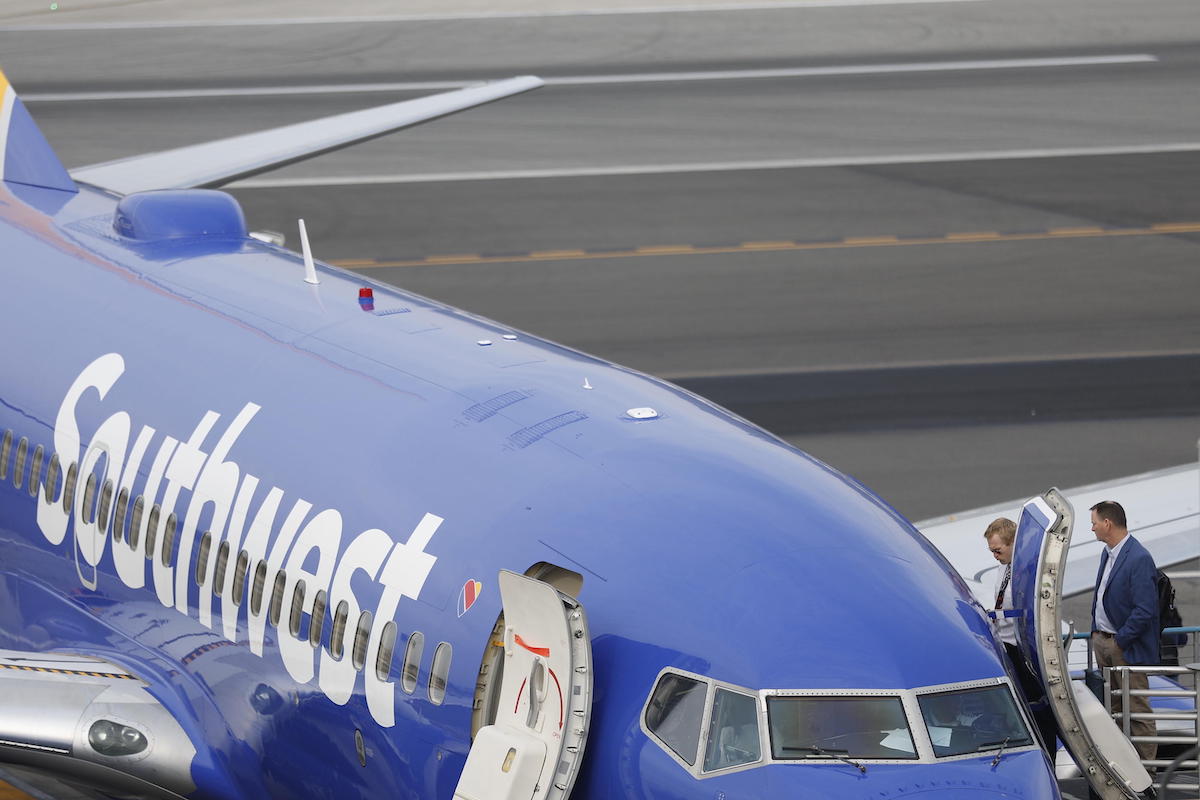Dallas, un proiettile colpisce l'aereo prima del decollo: il foro accanto alla cabina di pilotaggio - Open