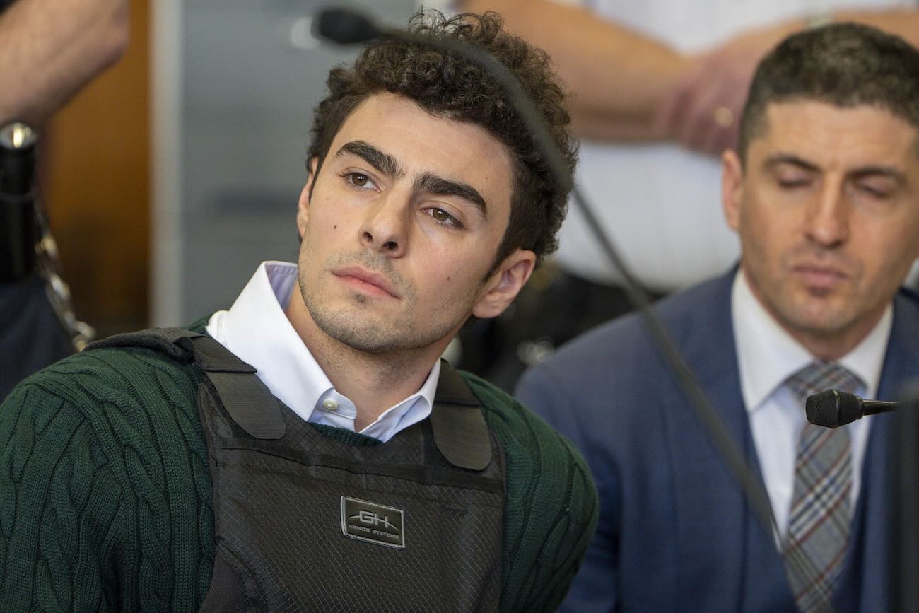 La folla protesta per Luigi Mangione alla prima udienza del processo per omicidio: «La sanità è un diritto umano» - Il video - Open