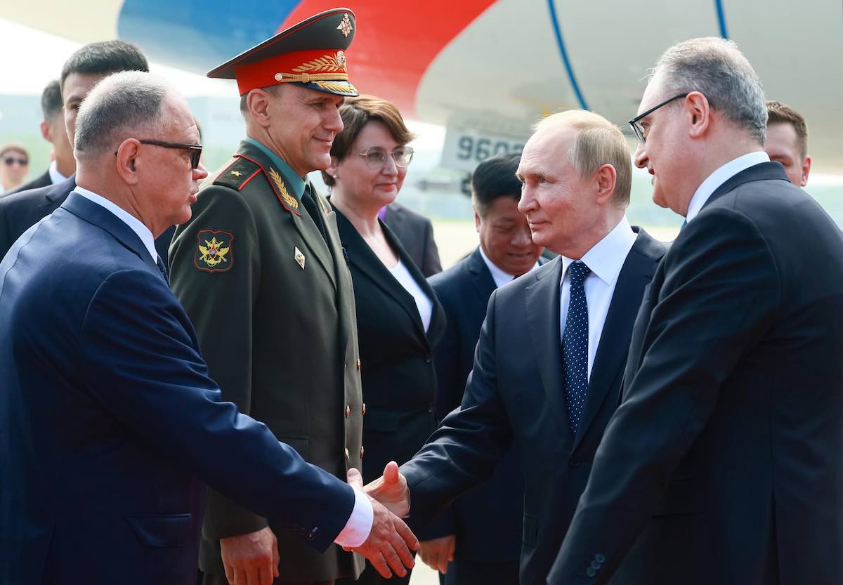Putin da Xi Jinping per il vertice Sco: «Relazioni Russia-Cina mai così forti». Gli Stati Uniti finiti nel dimenticatoio: il leader russo non li cita mai - Open