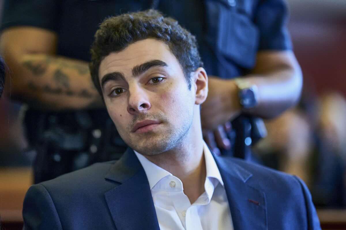 Luigi Mangione scampa alla pena di morte, il giudice respinge le accuse che aprivano alla condanna capitale: rischia l’ergastolo - Open