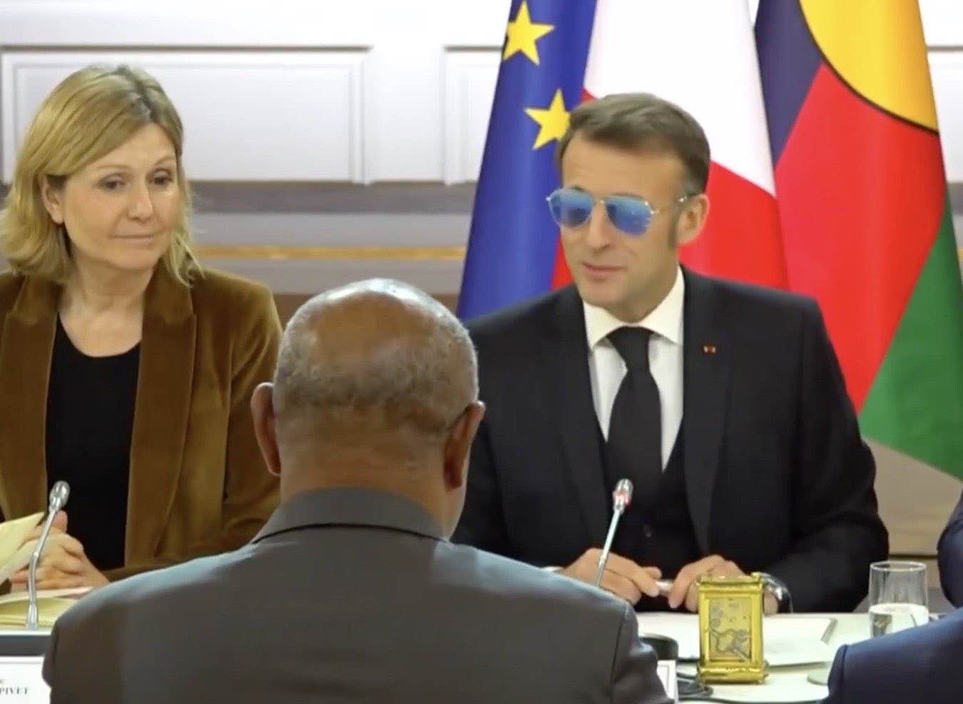 Emmanuel Macron con gli occhiali da sole alla riunione, cosa ha avuto: «Dovrete sopportarmi così» - Il video - Open