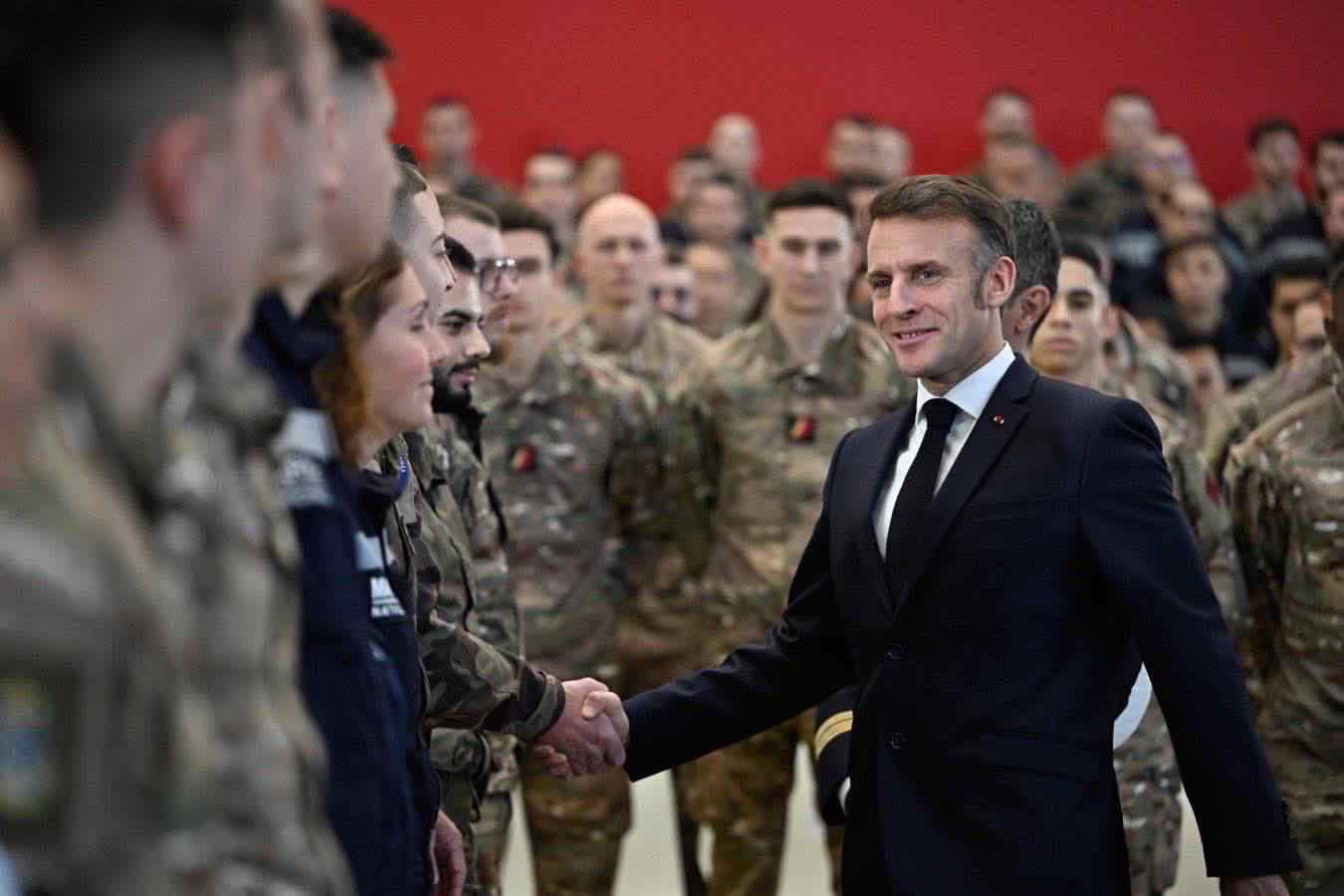 Macron ai soldati: «Siamo sotto tiro della Russia: armiamoci». L'allarme dopo le minacce di Putin e Trump: «Noi liberi solo se temuti» - Open