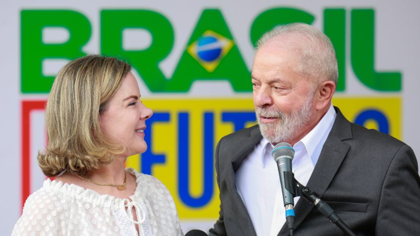 Gleisi avalia que Lula pode atrair União Brasil nos Estados