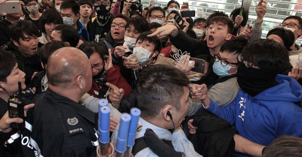 Protesters Confront Mainland Shoppers in Hong Kong - The New York Times