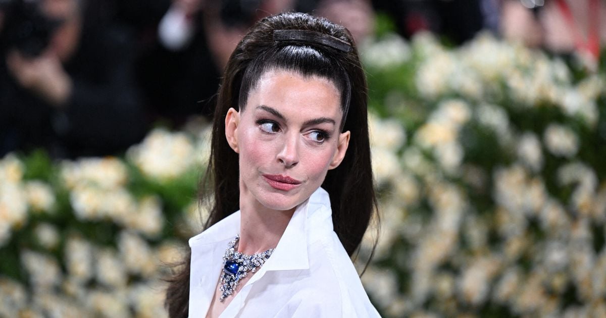 "Elle est tellement belle", "magnifique" : Anne Hathaway fait sensation en robe en dentelle transparente - Terrafemina