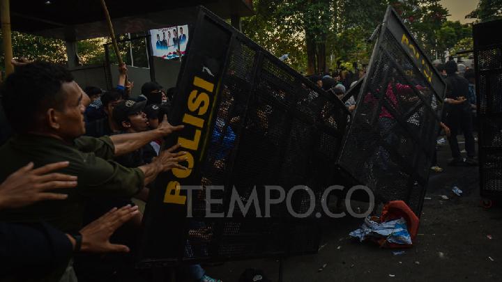 Indonesian Student Protesters Occupy DPR Complex to Secure MK Ruling - News En.tempo.co