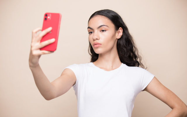 This Virtual Try-On Tool Makes It Easier Than Ever To Experiment With Makeup! | Stellar