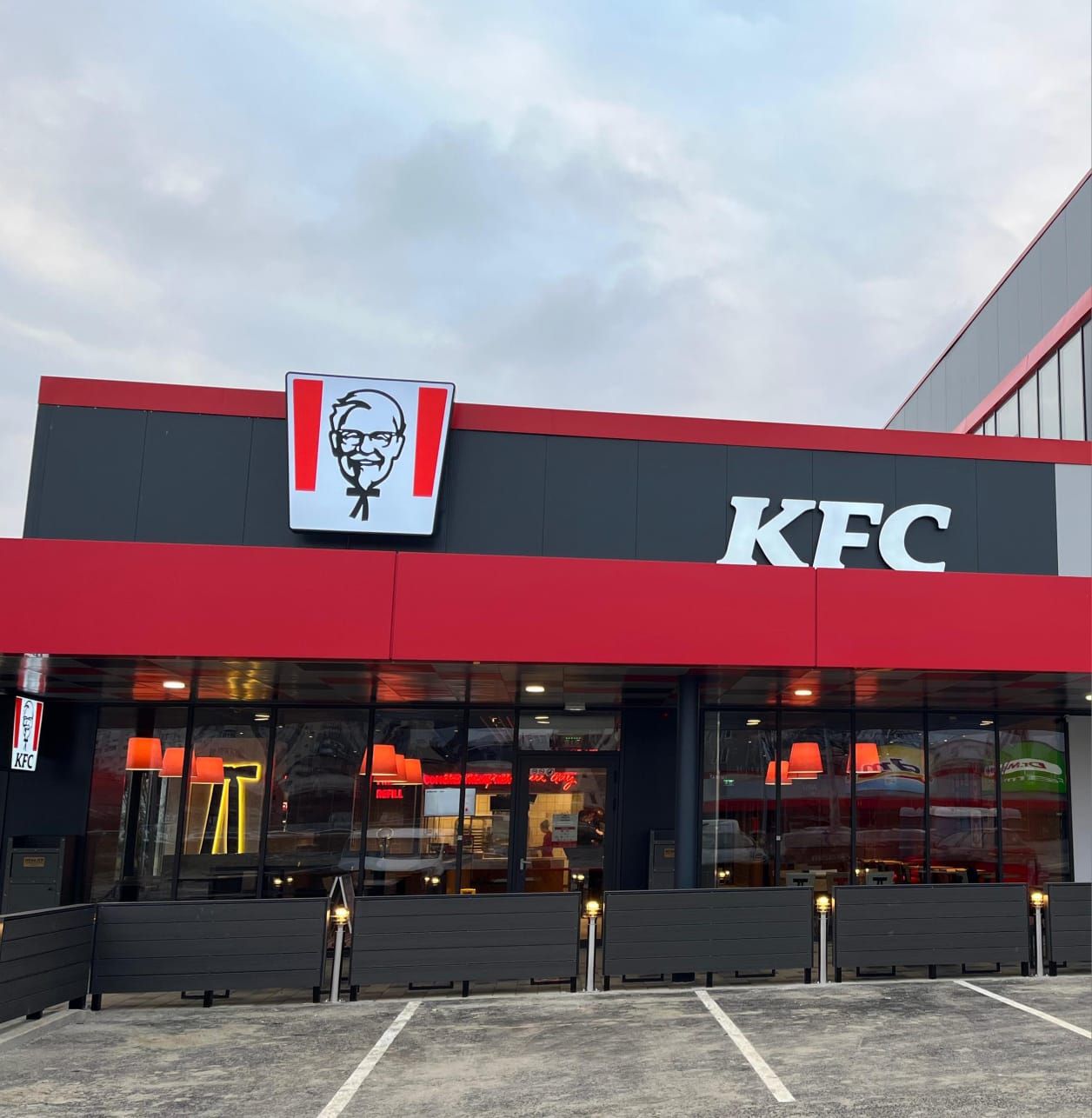 Ce salariu câştigă un crew member la KFC. Lanţul de fast-food angajează 50 de...