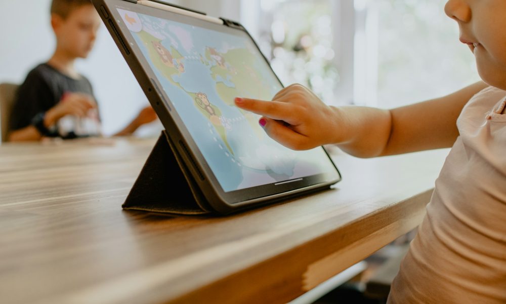 How heavy screen use disrupts family connection