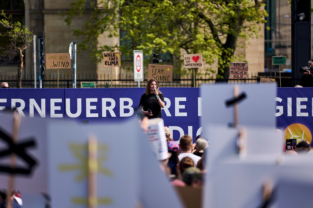 Demos für die Energiewende: „Sie sind gekauft, treten Sie zurück!“ | taz.de