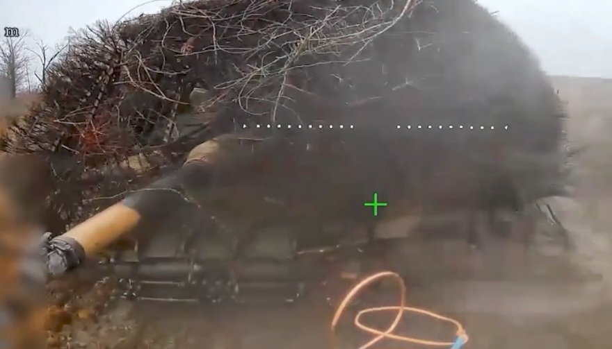 VIDEO Improvizație pentru a rezista roiurilor de drone FPV: Ucraina își blindează tancurile M-1 Abrams cu mii de țepi