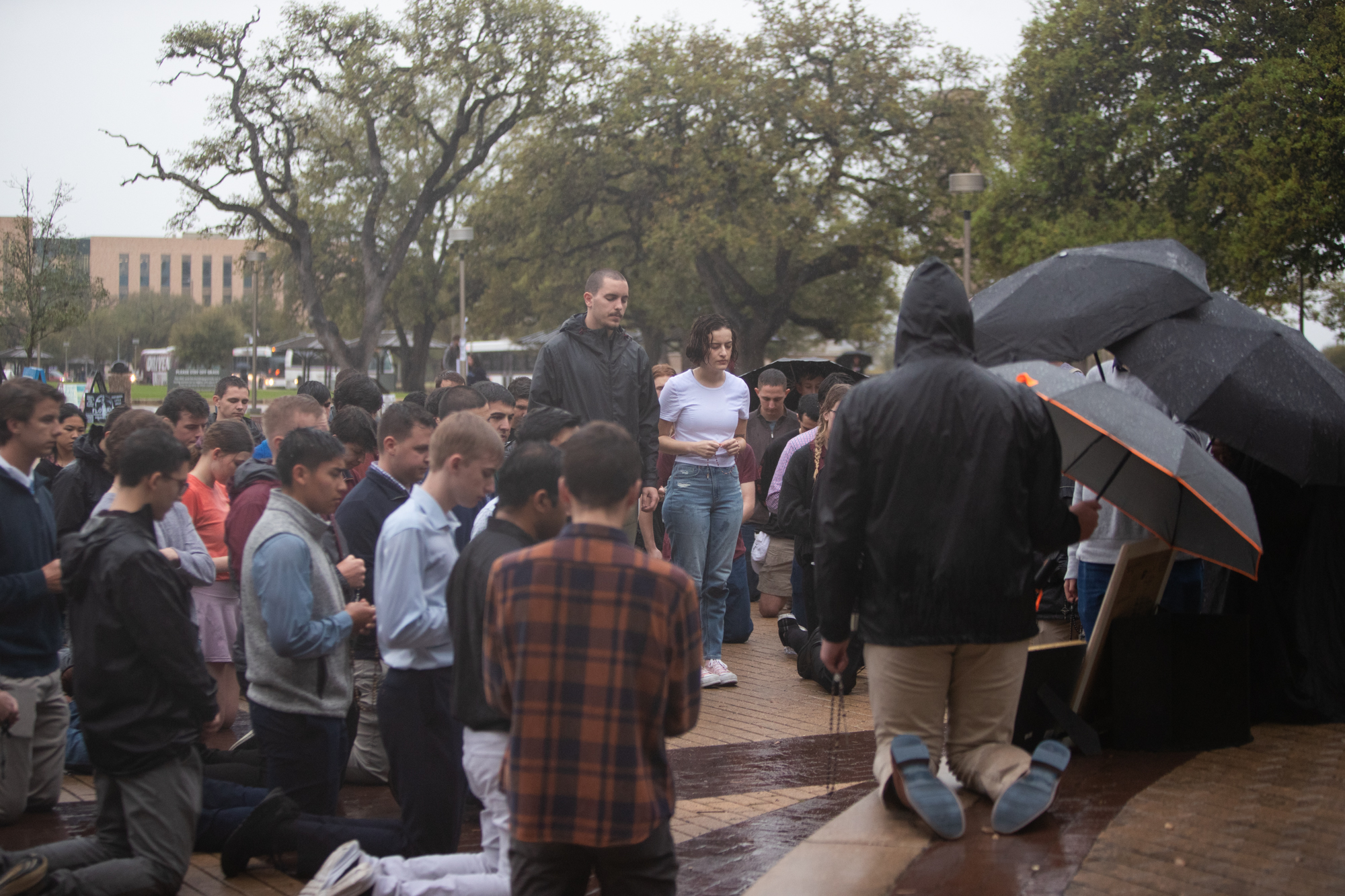 Students pray, banner outside Draggieland’s annual show – The Battalion