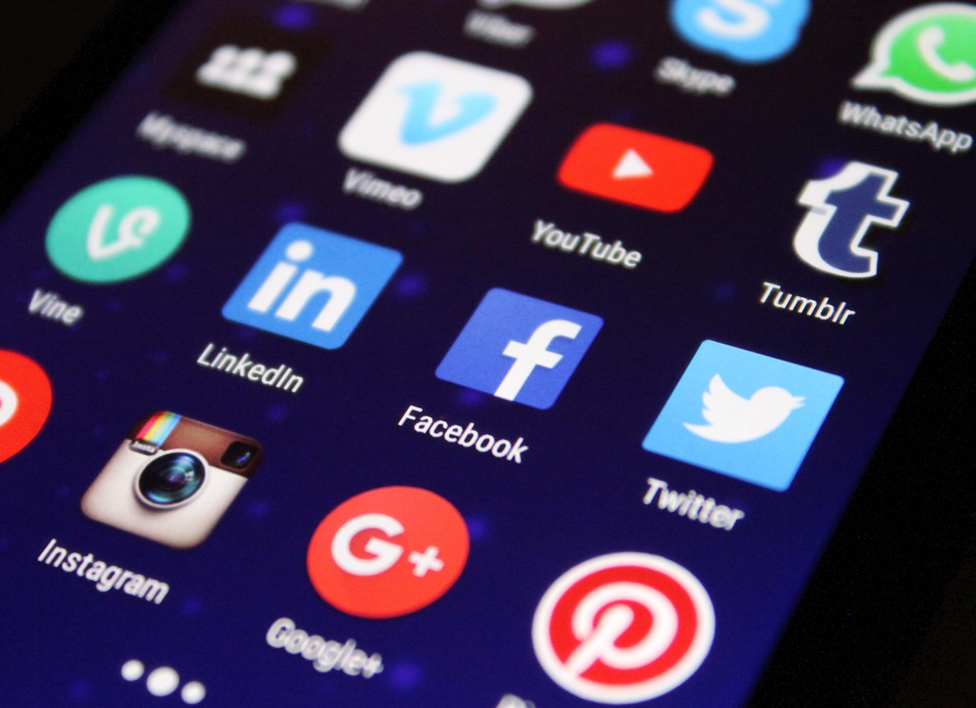 7 Reasons Social Media in the Workplace can Help Employees | TOG