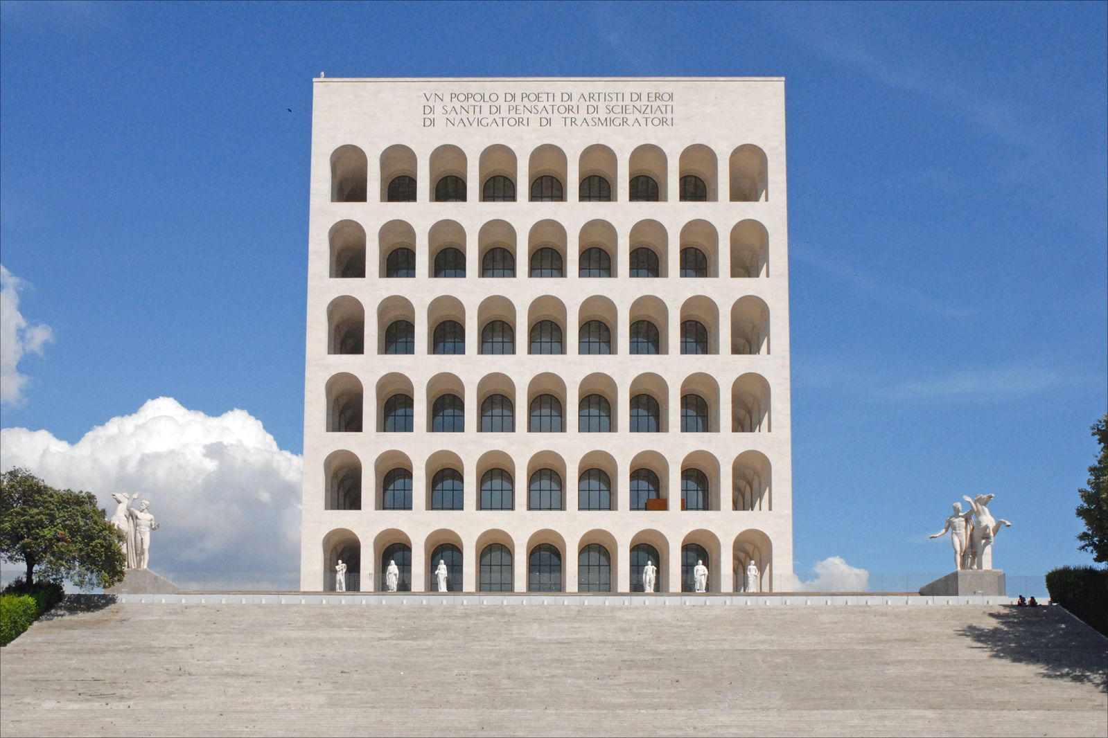 Monuments of Control: How Authoritarian Regimes Use Architecture to Shape Power – The Science Survey