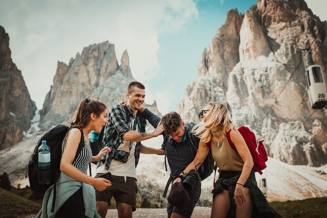 How does Booking.com work and make money: Business Model