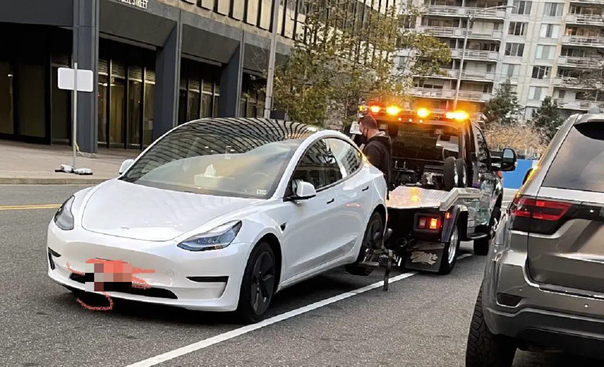 Tesla owner claims Tesla Financial forgot to cash his cashier's check, so they revoked access to his own vehicle and repoed it on accident - Alt Car news