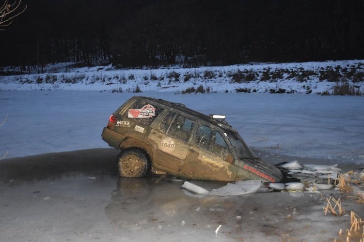 A vékony jég és a nehéz Jeep nem jó párosítás — Totalcar