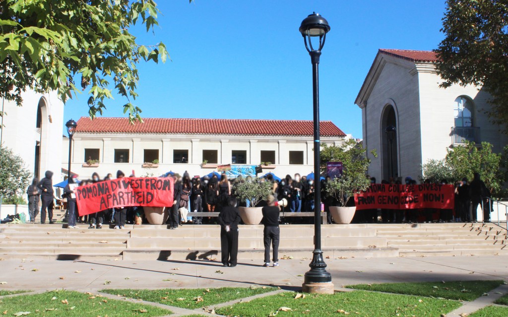 Over 400 7C students protest, picket urging Pomona divestment from Israel - The Student Life