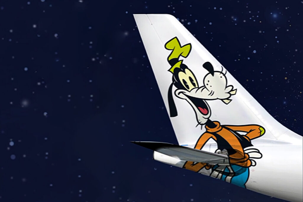 Pateta é o novo avião da parceria entre a Disney e a Azul. Será o 5º avião temático - Tudo para Brasileiros