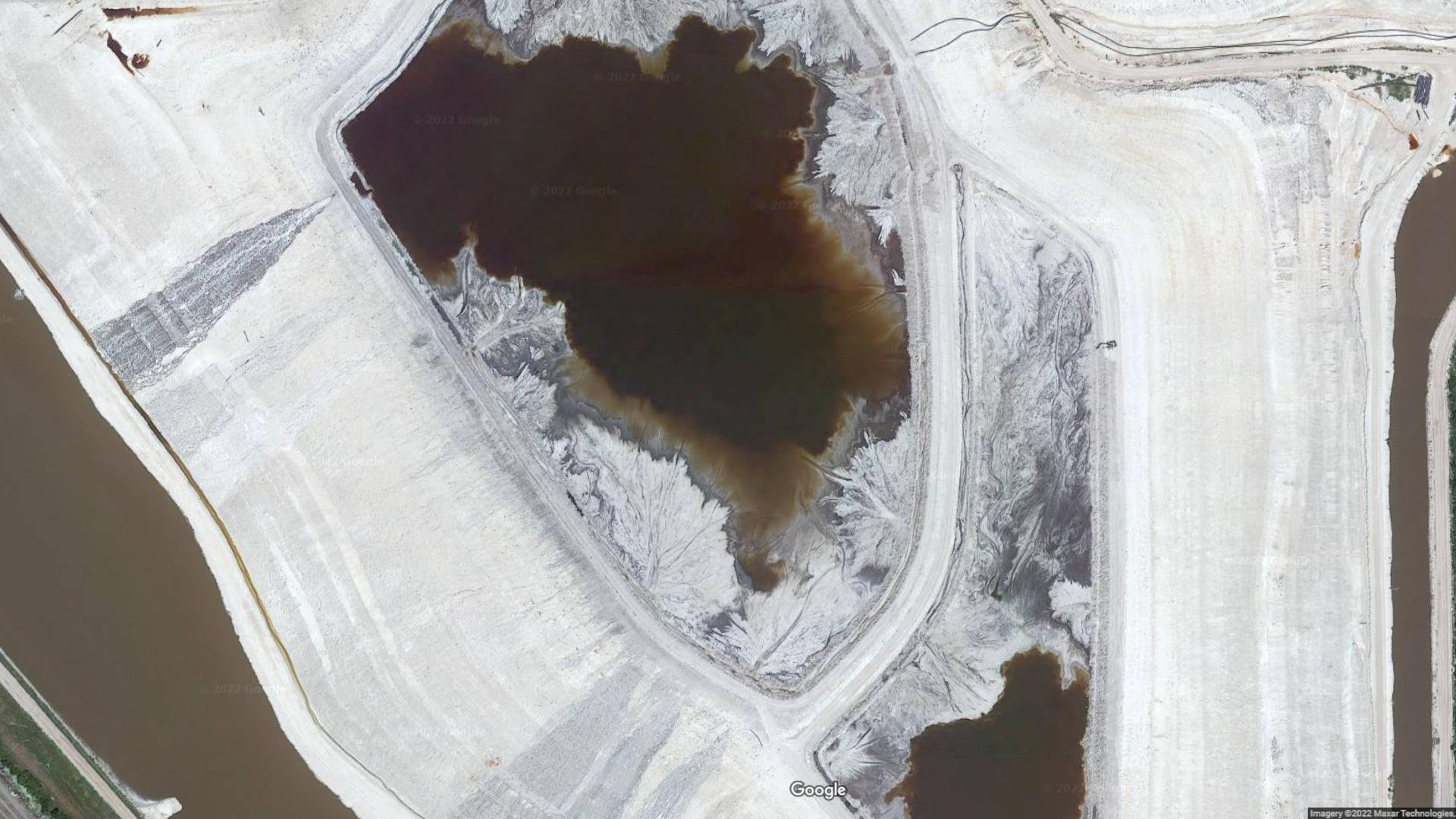 Environmentalists Target Mountains of Fertilizer Waste