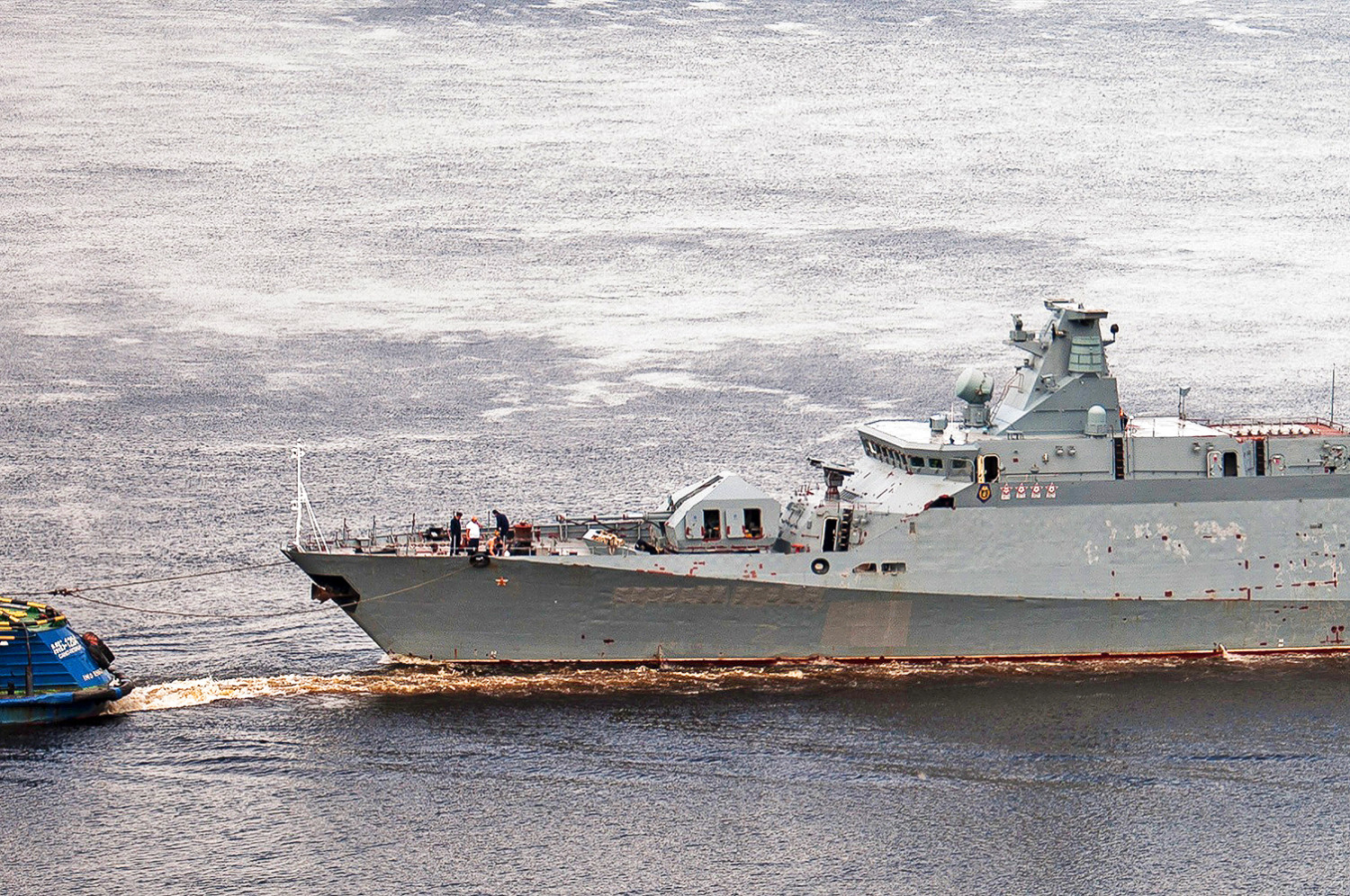 Россияне буксируют по Волге подбитый ракетный корабль | Ukrainian Shipping Magazine — Новини судноплавства України та світу