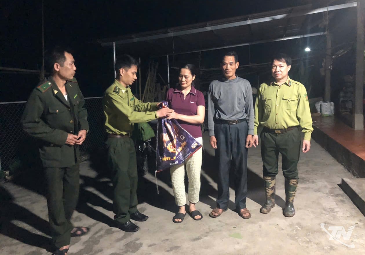 Người dân Ba Bể giao nộp cá thể Cu li quý hiếm cho Kiểm lâm