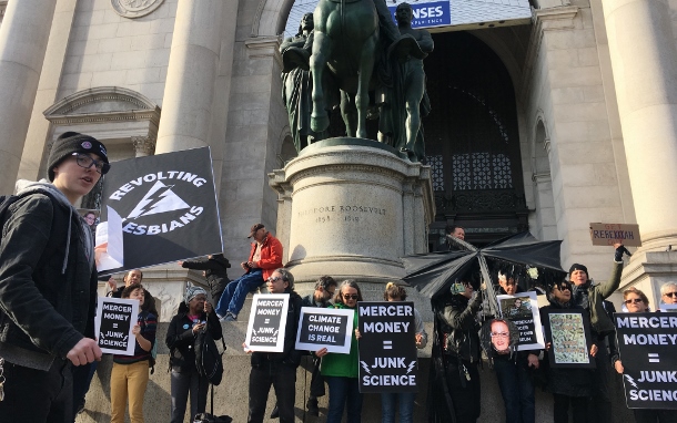 American Museum of Natural History targeted for relationship with right-wing climate denier | Waging Nonviolence