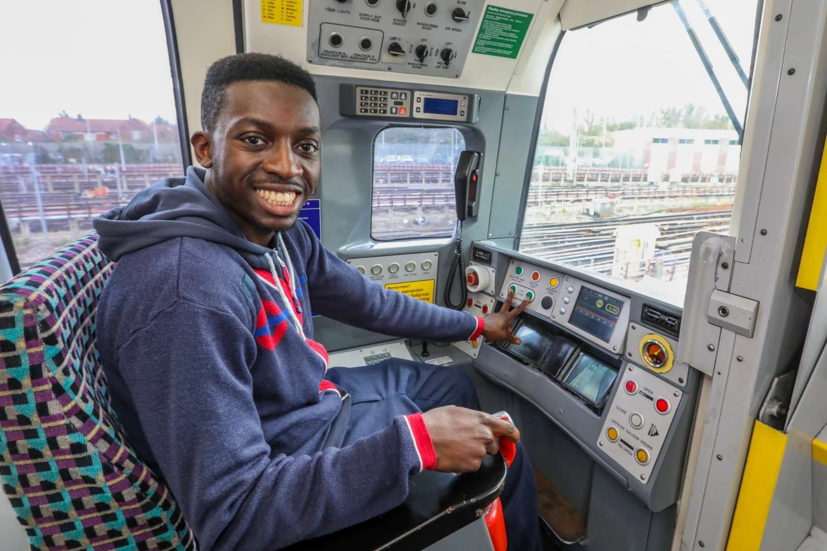 Colour blind man permitted to drive London Underground Tube trains - We are Colorblind