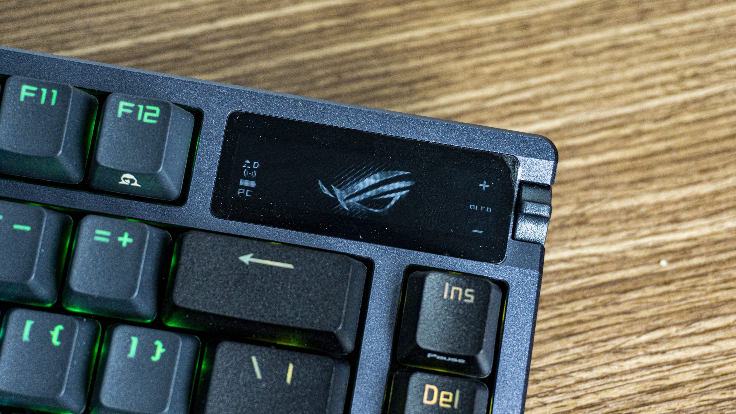 Trên tay ROG Azoth - bàn phím có thể custom của ROG
